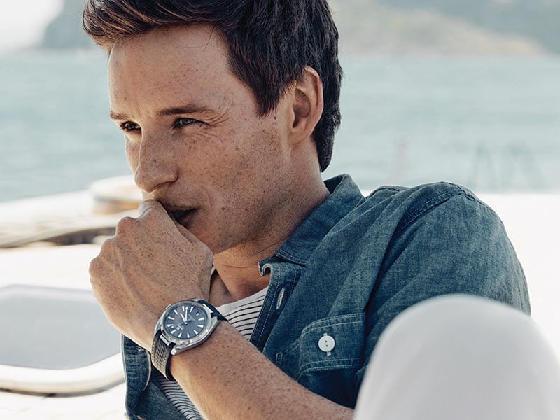 艾迪‧瑞德曼佩戴海馬系列Aqua Terra腕錶，一派悠然自得地遠眺水平線。 